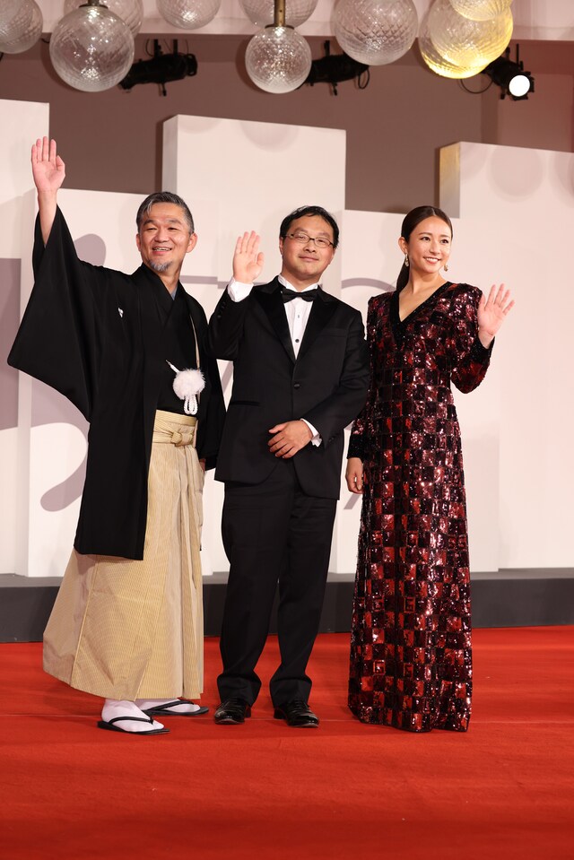 第79回ヴェネツィア国際映画祭レッドカーペットの様子。左から砂田アトム、深田晃司、木村文乃。(c)Kazuko Wakayama
