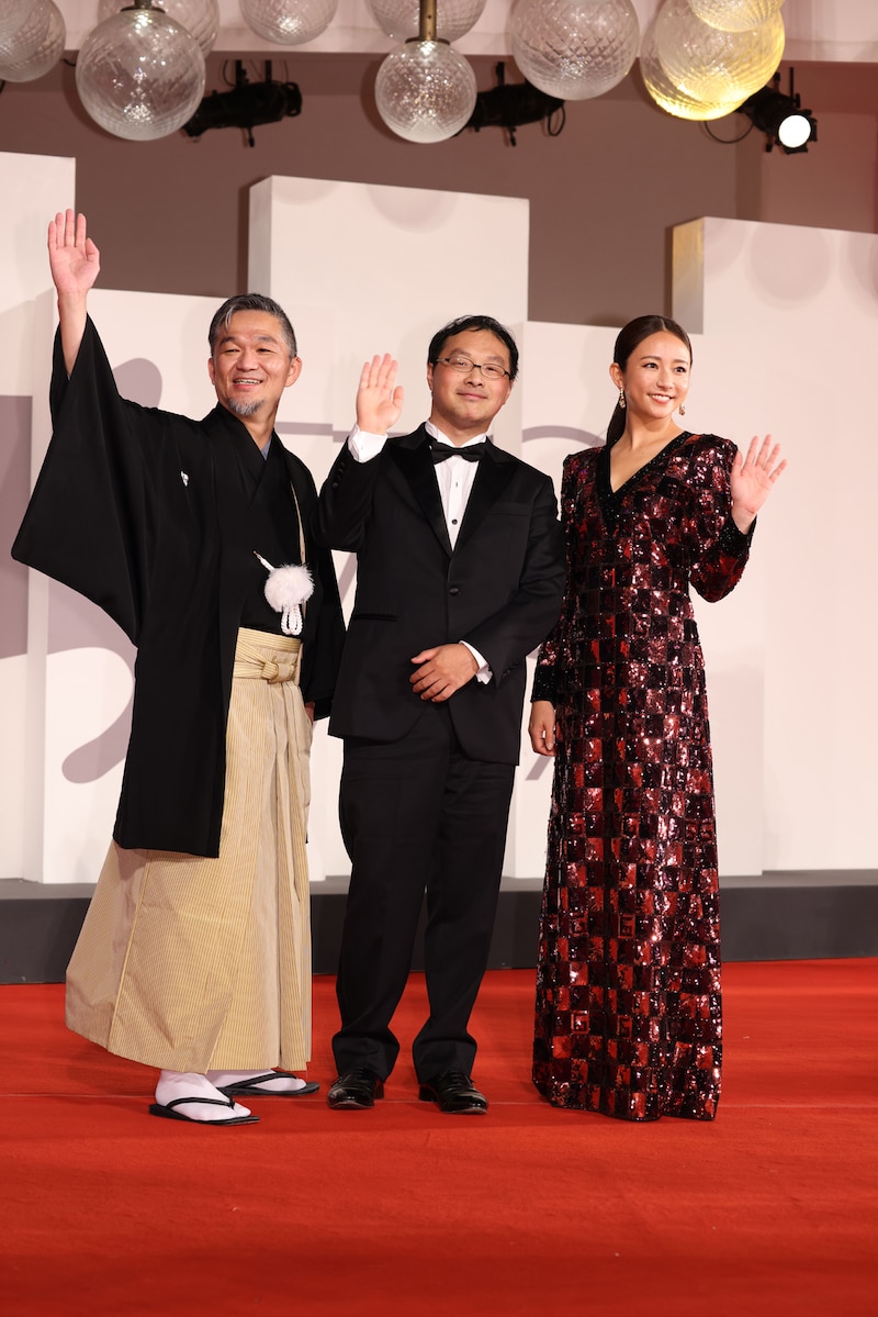 第79回ヴェネツィア国際映画祭レッドカーペットの様子。左から砂田アトム、深田晃司、木村文乃。(c)Kazuko Wakayama