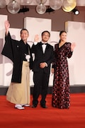 第79回ヴェネツィア国際映画祭レッドカーペットの様子。左から砂田アトム、深田晃司、木村文乃。(c)Kazuko Wakayama