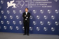 第79回ヴェネツィア国際映画祭公式フォトコールに参加した深田晃司。(c)Kazuko Wakayama