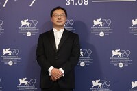 第79回ヴェネツィア国際映画祭公式フォトコールに参加した深田晃司。(c)Kazuko Wakayama