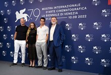 第79回ヴェネツィア国際映画祭にて、左からマーティン・マクドナー、ケリー・コンドン、コリン・ファレル、ブレンダン・グリーソン。