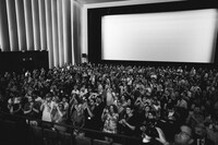 上映後、スタンディングオベーションが起きる場内。