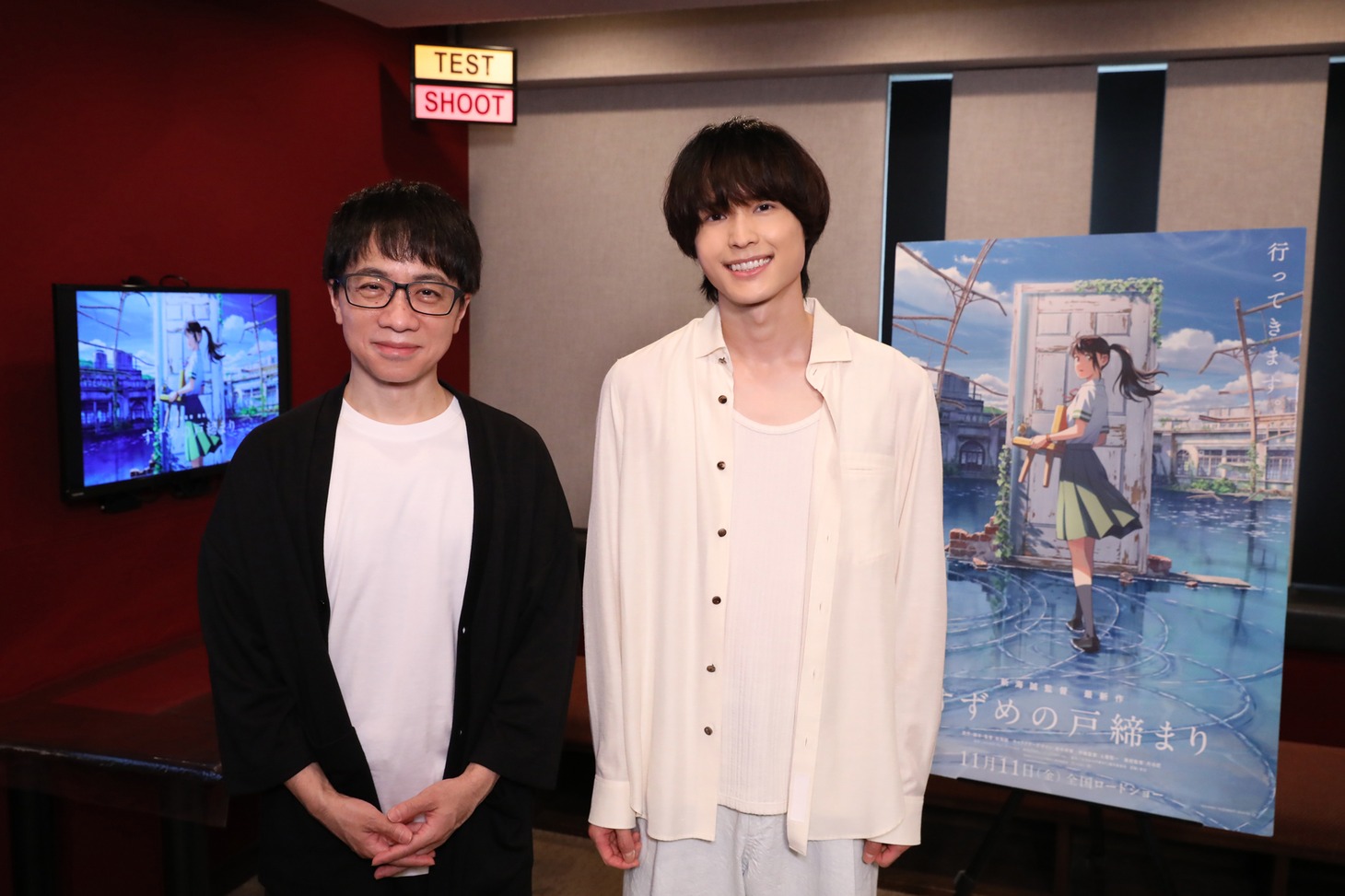 左から新海誠、松村北斗。