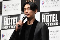 挨拶をするディーン・フジオカ。