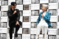 左からディーン・フジオカ、草笛光子。