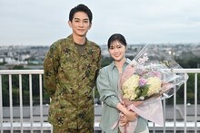 左から町田啓太、白石麻衣。