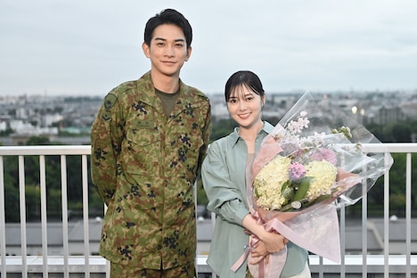 左から町田啓太、白石麻衣。