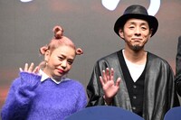 左からChara、宮藤官九郎。