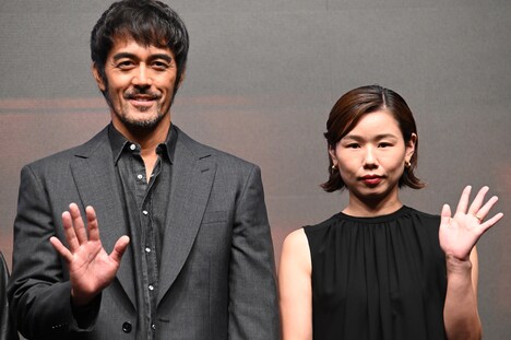 左から阿部寛、岨手由貴子。