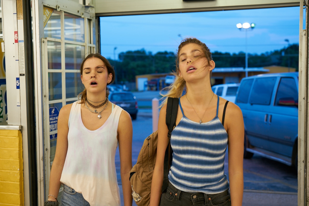 ビーチリゾートに行くはずが…トラブル続きの親友同士描く青春コメディ公開