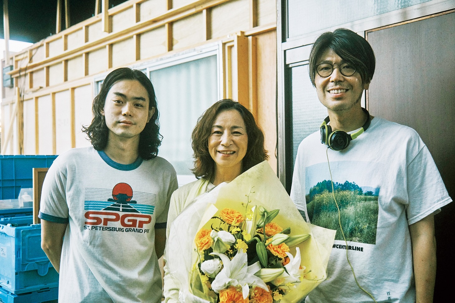 「百花」クランクアップ時の様子。左から菅田将暉、原田美枝子、川村元気。