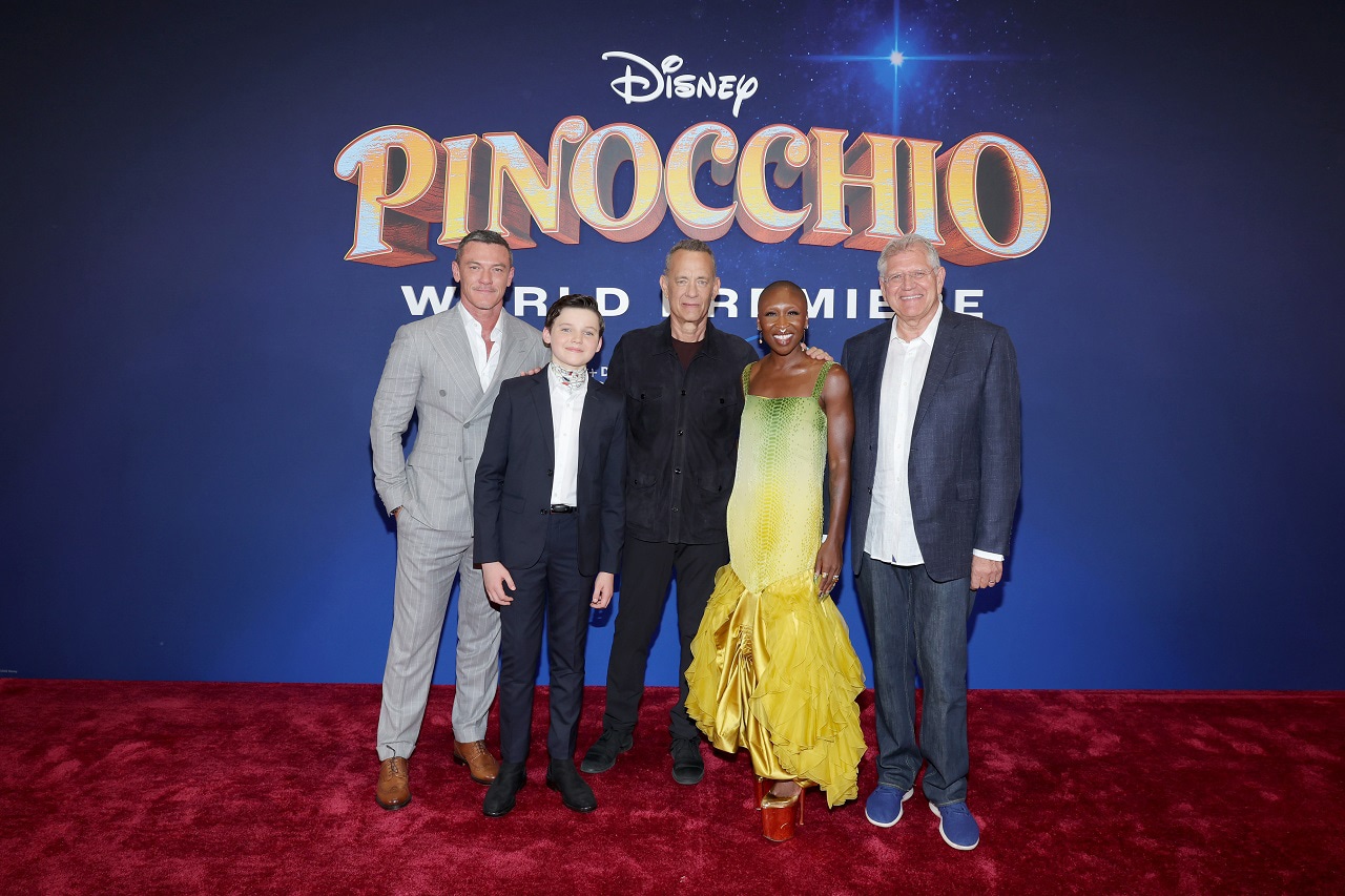 「ピノキオ」ワールドプレミアの様子。左からルーク・エヴァンス、ベンジャミン・エヴァン・エインズワース、トム・ハンクス、シンシア・エリヴォ、ロバート・ゼメキス。
