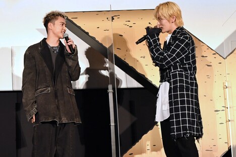 カフェで語り合ったことを振り返る三山凌輝（左）、中本悠太（右）。