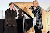 カフェで語り合ったことを振り返る三山凌輝(左)、中本悠太(右)。