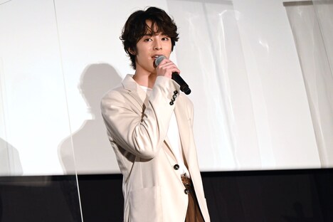 冒頭の挨拶で、運転免許を取得したことを報告する塩野瑛久。