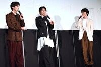ボーカリストになりきって楽曲を語ろうとする塩野瑛久（右）と、ツッコミを入れる吉野北人（左）、前田公輝（中央）。