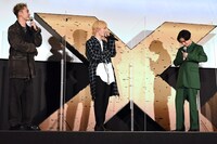 手紙を取り出す川村壱馬（右）と、サプライズに驚く三山凌輝（左）、中本悠太（中央）。