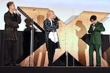 手紙を取り出す川村壱馬(右)と、サプライズに驚く三山凌輝(左)、中本悠太(中央)。