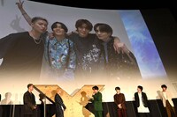 川村壱馬が手紙を読む様子。