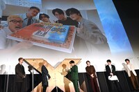 川村壱馬が手紙を読む様子。