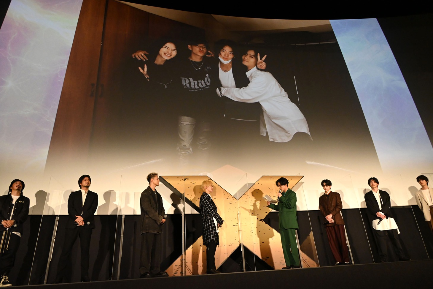 川村壱馬が手紙を読む様子。