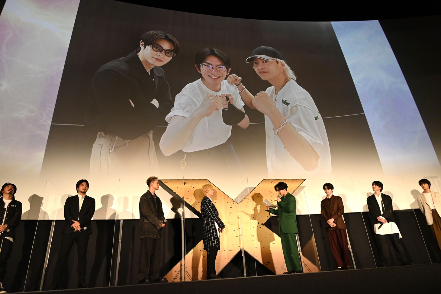 川村壱馬が手紙を読む様子。