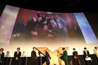 川村壱馬が手紙を読む様子。