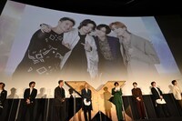 川村壱馬が手紙を読む様子。