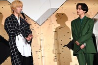 川村壱馬（右）に感謝を伝える中本悠太（左）。