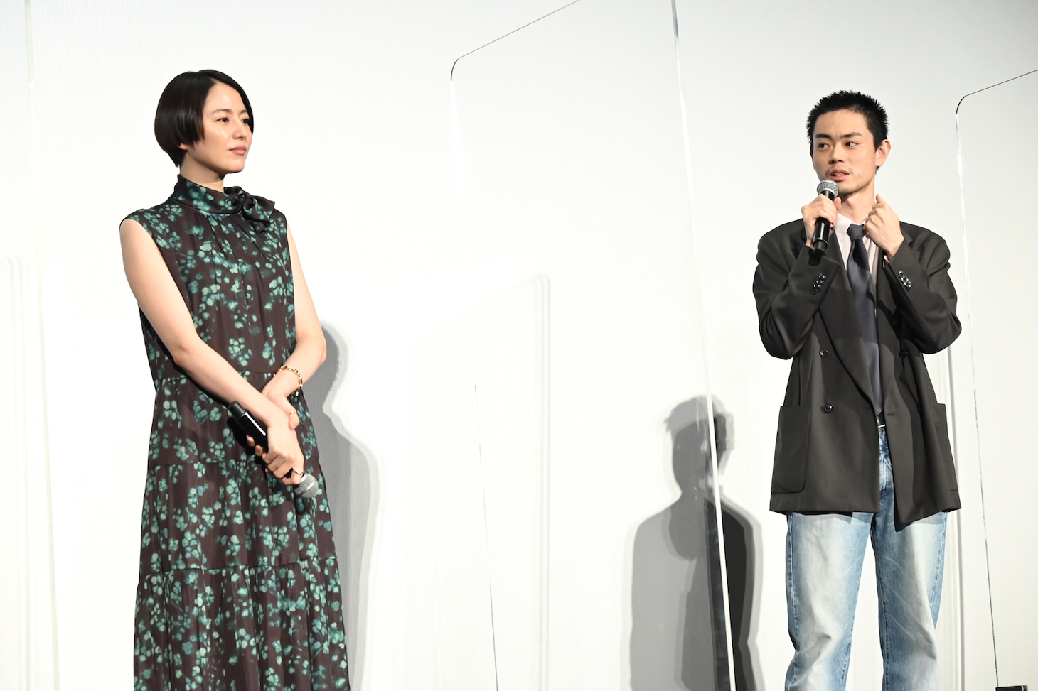 左から長澤まさみ、菅田将暉。