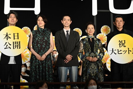 左から川村元気、長澤まさみ、菅田将暉、原田美枝子、永瀬正敏。