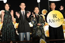 「百花」初日舞台挨拶の様子。左から長澤まさみ、菅田将暉、原田美枝子、永瀬正敏。