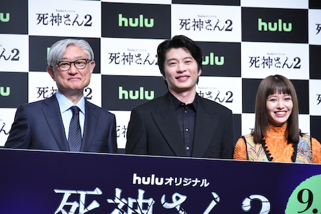 左から堤幸彦、田中圭、山本舞香。