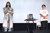 左からのん、沖田修一。