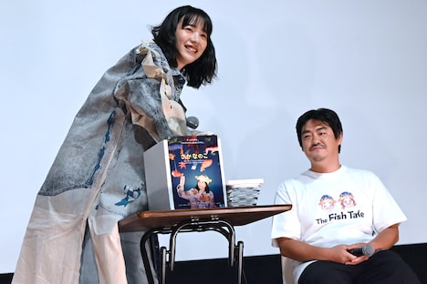 観客からの質問を選ぶのん（左）。