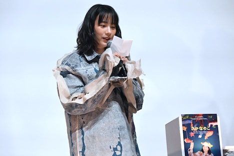 観客からの質問を読み上げるのん。