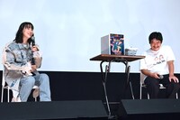 左からのん、沖田修一。