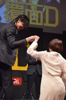 酒井若菜をエスコートする武知海青。