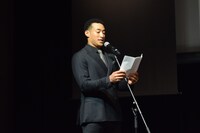 手紙を朗読する関口メンディー。