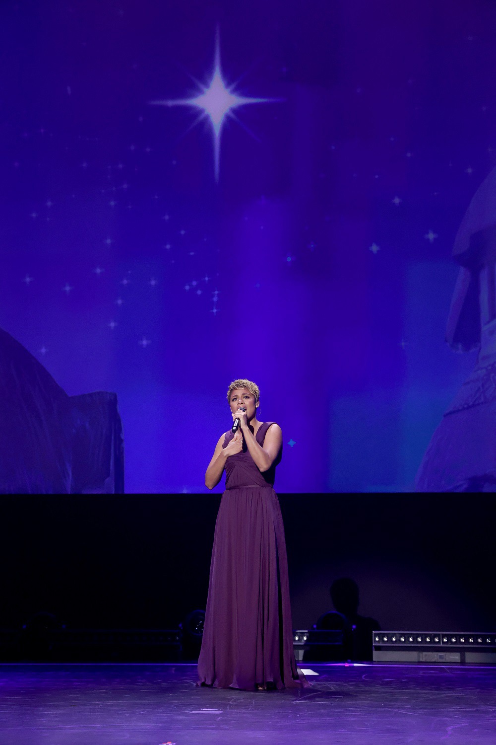 「D23 EXPO」に登壇したアリアナ・デボーズ。