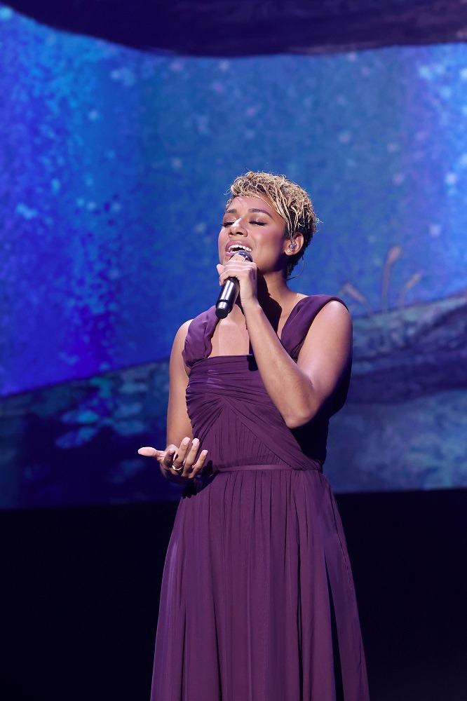 「D23 EXPO」で「ウィッシュ」の劇中歌「More for Us」を披露するアリアナ・デボーズ。