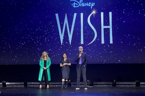 「D23 EXPO」に登壇したジェニファー・リー（左）、ファウン・ヴィーラスンソーン（中央）、クリス・バック（右）。