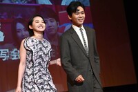 2人並んで登場する伊藤万理華（左）、オカモトレイジ（右）。