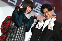 指ハートでポーズを決める趣里（左）と千葉雄大（右）。