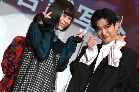 指ハートでポーズを決める趣里(左)と千葉雄大(右)。