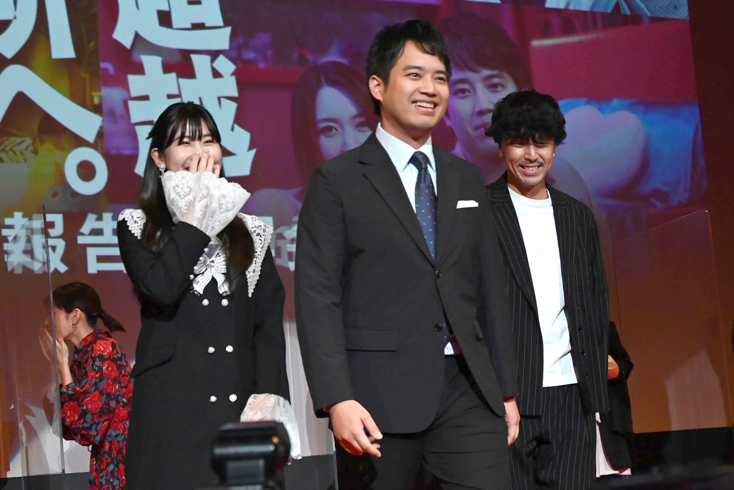 ランウェイを歩く根本宗子（左）、三浦貴大（中央）、山岸聖太（右）。