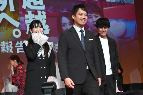 ランウェイを歩く根本宗子(左)、三浦貴大(中央)、山岸聖太(右)。