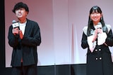 左から山岸聖太、根本宗子。