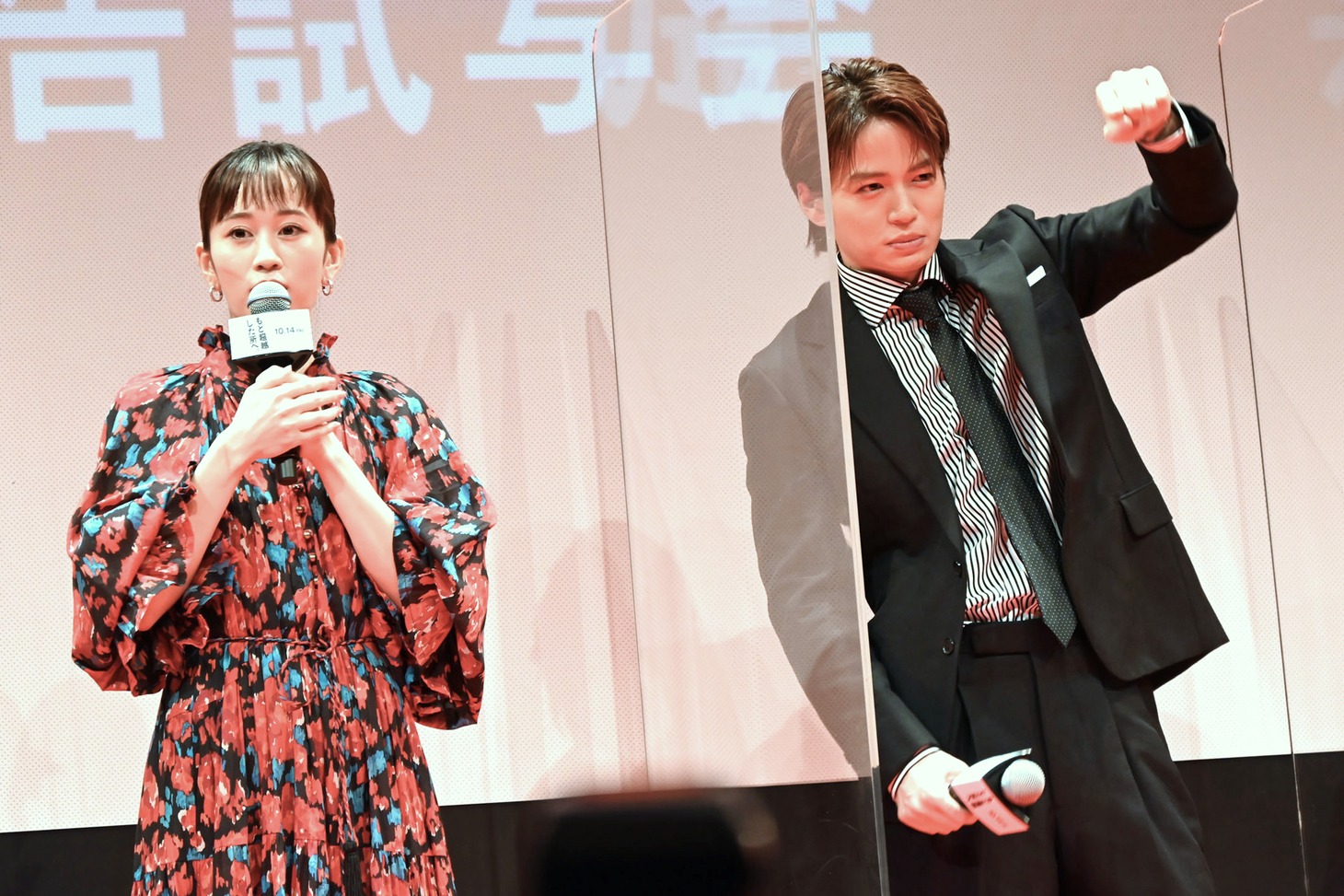 一番の“クズ男”役に選ばれてガッツポーズする菊池風磨（右）。